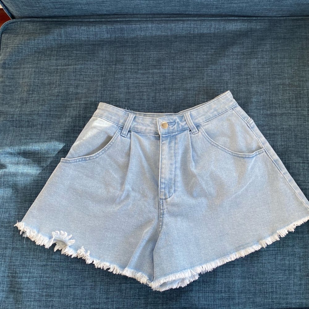 Women short jeans. Size unknown but around 26-27, small